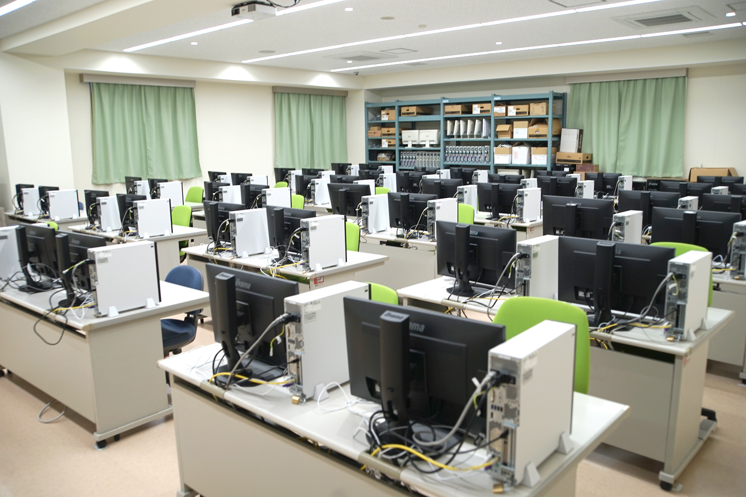 情報理工学部情報理工学科｜学科施設紹介｜デジタルメディア実験室