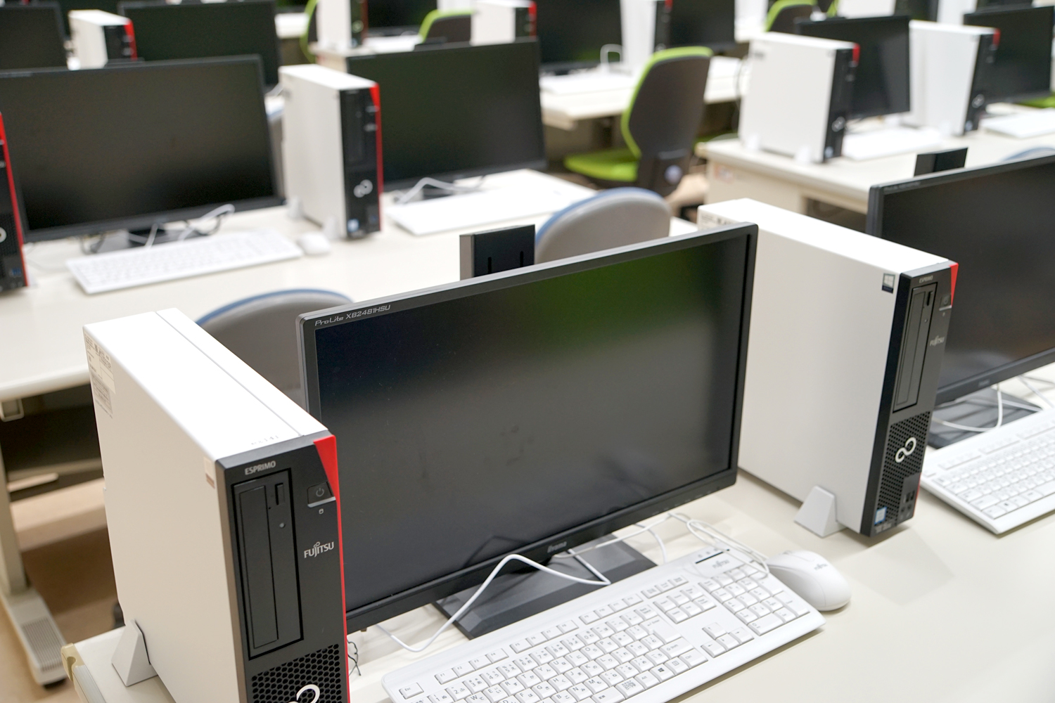 情報理工学部情報理工学科｜学科施設紹介｜デジタルメディア実験室