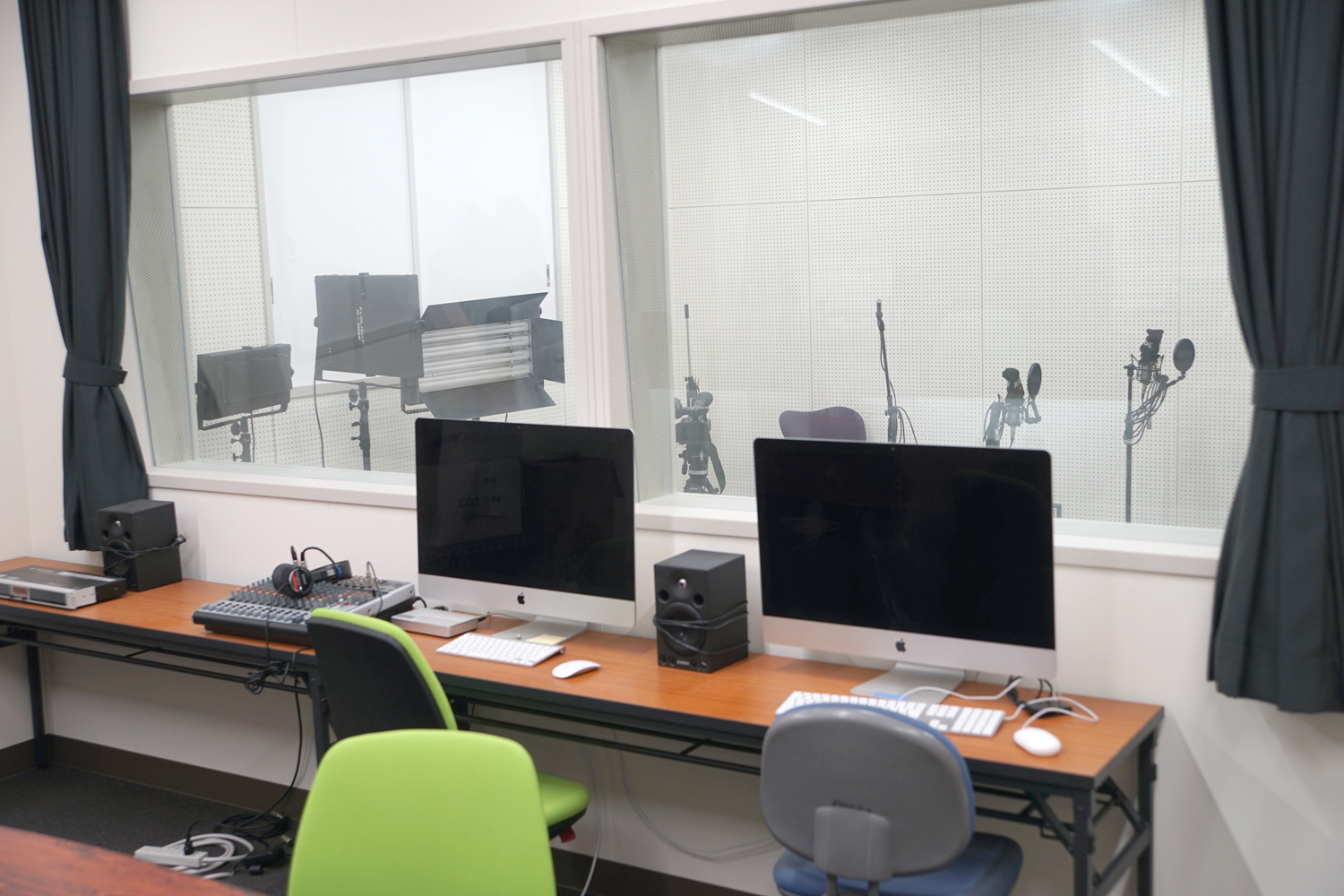 情報理工学部情報理工学科｜学科施設紹介｜デジタルメディア収録室