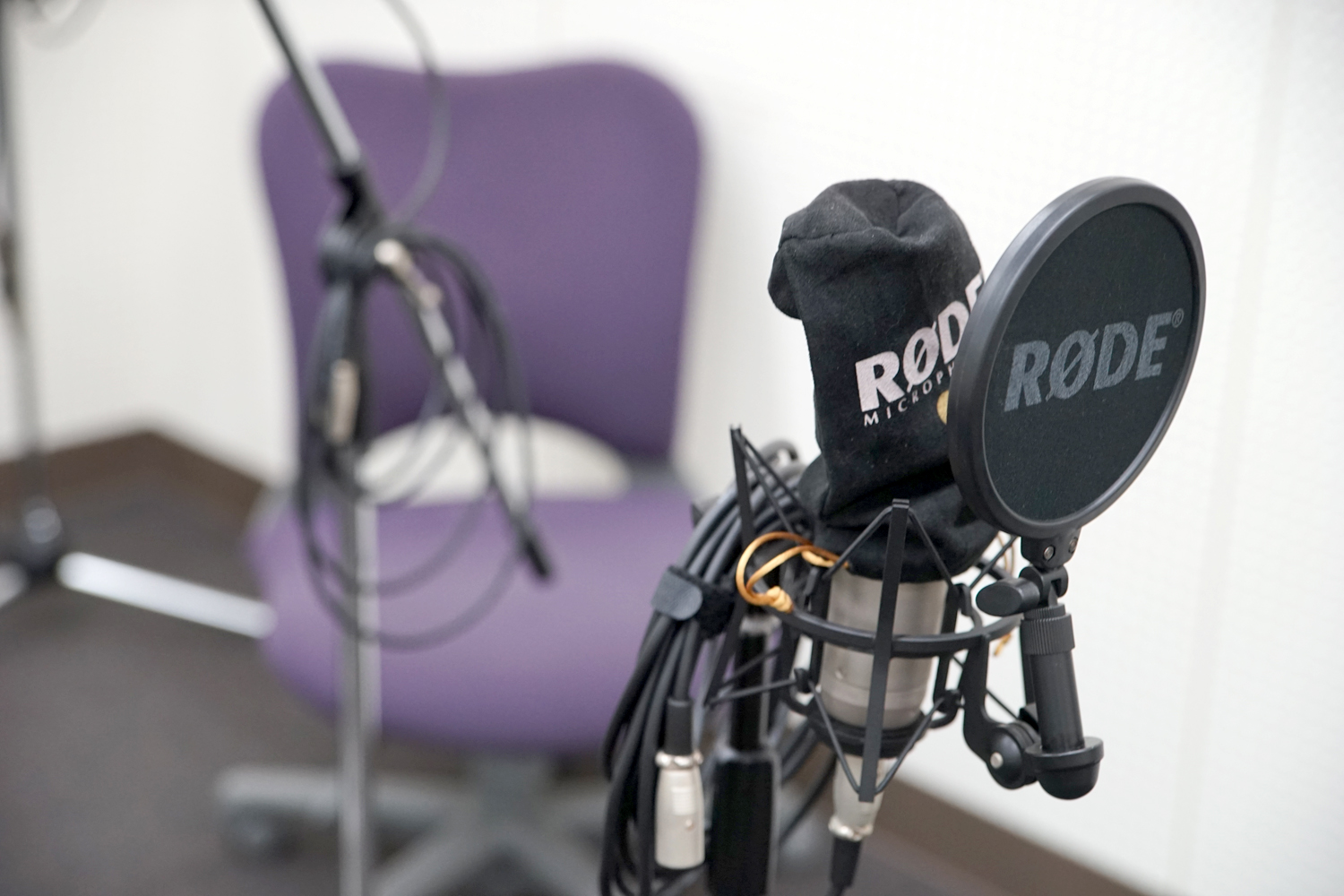 情報理工学部情報理工学科｜学科施設紹介｜デジタルメディア収録室